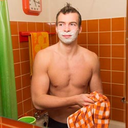 mannen scheren de baard voor het goede doel