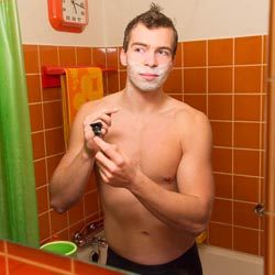 mannen scheren de baard voor het goede doel