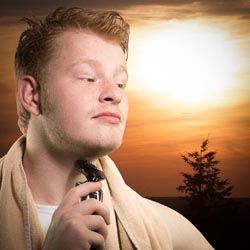 mannen scheren de baard voor het goede doel