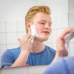 mannen scheren de baard voor het goede doel