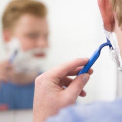 mannen scheren de baard voor het goede doel