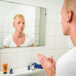 mannen scheren de baard voor het goede doel