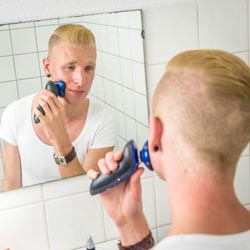 mannen scheren de baard voor het goede doel