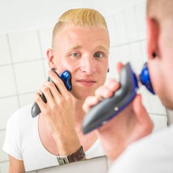 mannen scheren de baard voor het goede doel