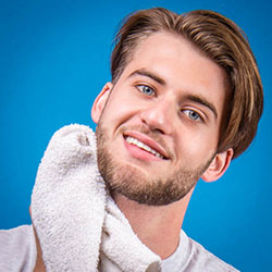 mannen scheren de baard voor het goede doel