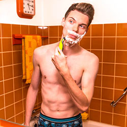 mannen scheren de baard voor het goede doel