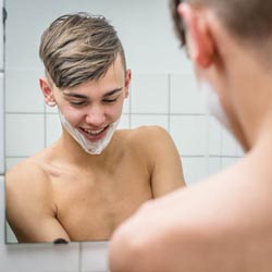 mannen scheren de baard voor het goede doel