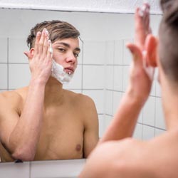 mannen scheren de baard voor het goede doel