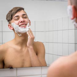 mannen scheren de baard voor het goede doel