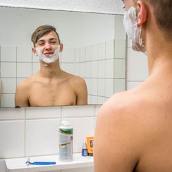 mannen scheren de baard voor het goede doel