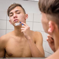 mannen scheren de baard voor het goede doel