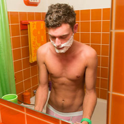 mannen scheren de baard voor het goede doel