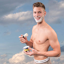 mannen scheren de baard voor het goede doel