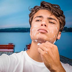 mannen scheren de baard voor het goede doel