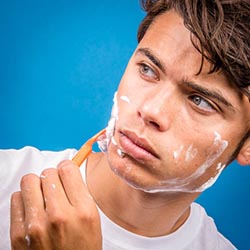 mannen scheren de baard voor het goede doel