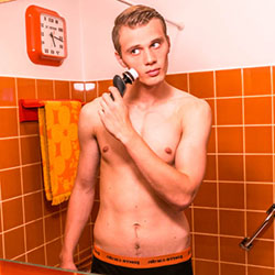 mannen scheren de baard voor het goede doel