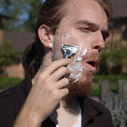 mannen scheren de baard voor het goede doel