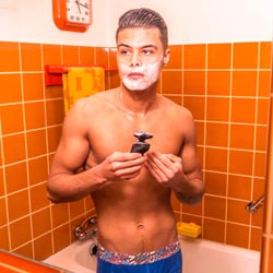 mannen scheren de baard voor het goede doel