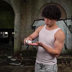 mannen scheren de baard voor het goede doel