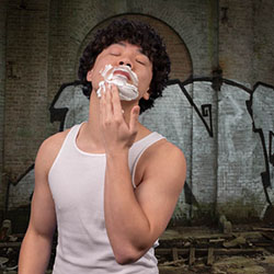 mannen scheren de baard voor het goede doel