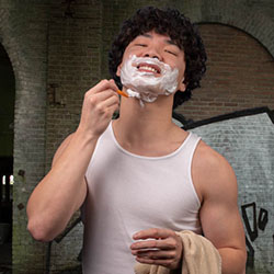 mannen scheren de baard voor het goede doel