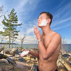 mannen scheren de baard voor het goede doel