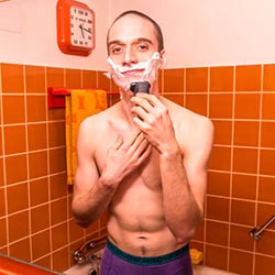 mannen scheren de baard voor het goede doel