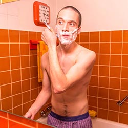 mannen scheren de baard voor het goede doel