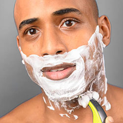 mannen scheren de baard voor het goede doel