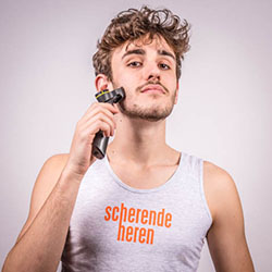 mannen scheren de baard voor het goede doel