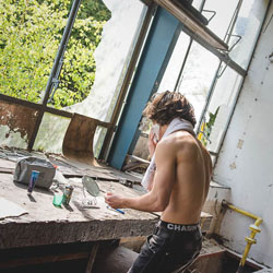 mannen scheren de baard voor het goede doel