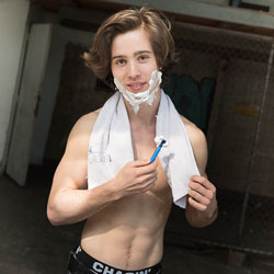 mannen scheren de baard voor het goede doel