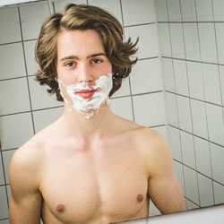 mannen scheren de baard voor het goede doel