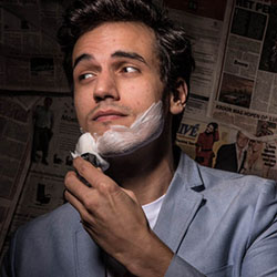 mannen scheren de baard voor het goede doel