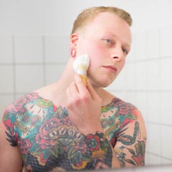 mannen scheren de baard voor het goede doel