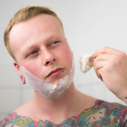 mannen scheren de baard voor het goede doel