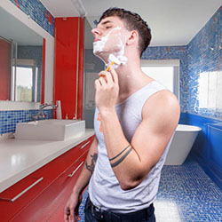 mannen scheren de baard voor het goede doel