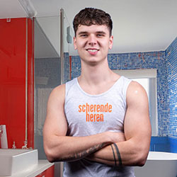 mannen scheren de baard voor het goede doel