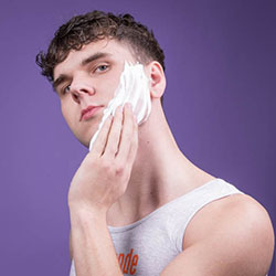 mannen scheren de baard voor het goede doel