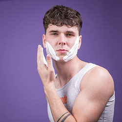 mannen scheren de baard voor het goede doel