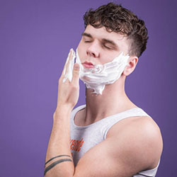 mannen scheren de baard voor het goede doel