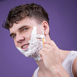 mannen scheren de baard voor het goede doel