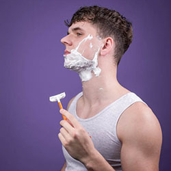mannen scheren de baard voor het goede doel