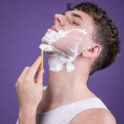 mannen scheren de baard voor het goede doel