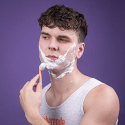 mannen scheren de baard voor het goede doel