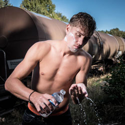 mannen scheren de baard voor het goede doel