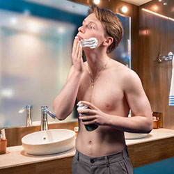 mannen scheren de baard voor het goede doel