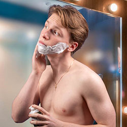 mannen scheren de baard voor het goede doel