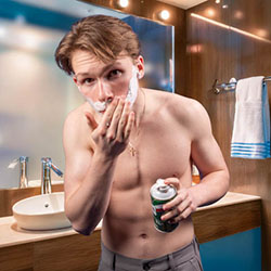 mannen scheren de baard voor het goede doel