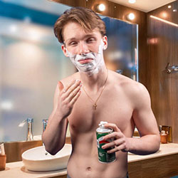 mannen scheren de baard voor het goede doel
